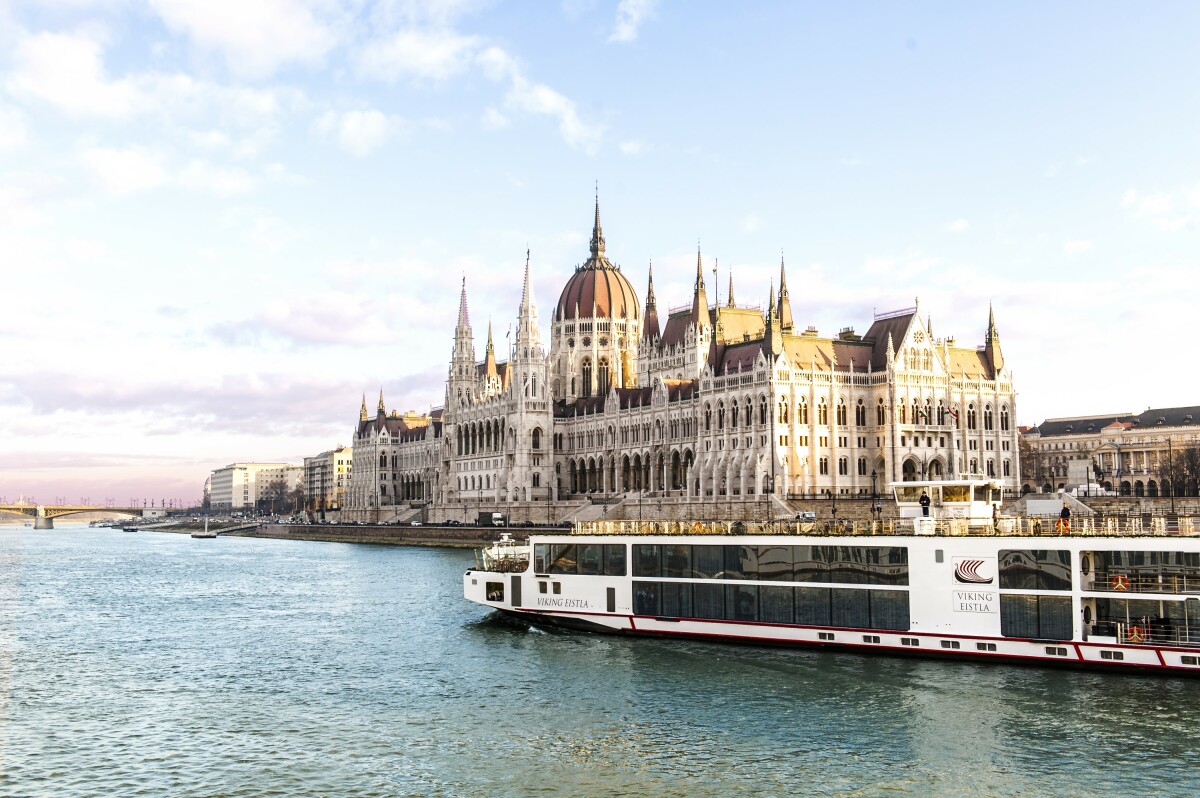 CC Budapest Hungary Longship Parliament Building Vert MVS resized
