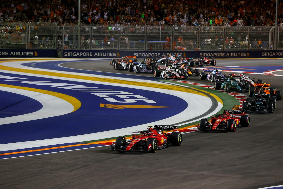Carlos Sainz leads the pack at the 2023 Singapore Grand Prix resized