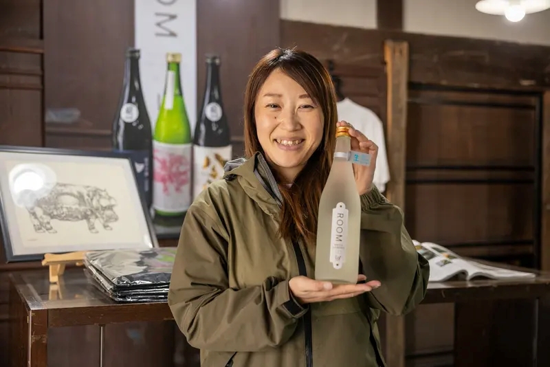 Intrepid Travel Japan Yachiyo sake brewery guide bottle 2F9A0329