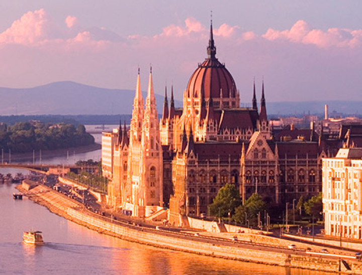 CC Budapest Parliament Pink Alamy RM 700x350 tcm22 119839