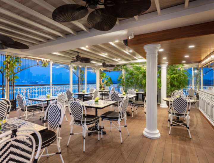 UW MJ Outdoor Lounge 8802