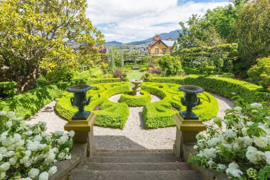 Heritage Gardens, Art & Tastes of Tasmania with Bruny Island