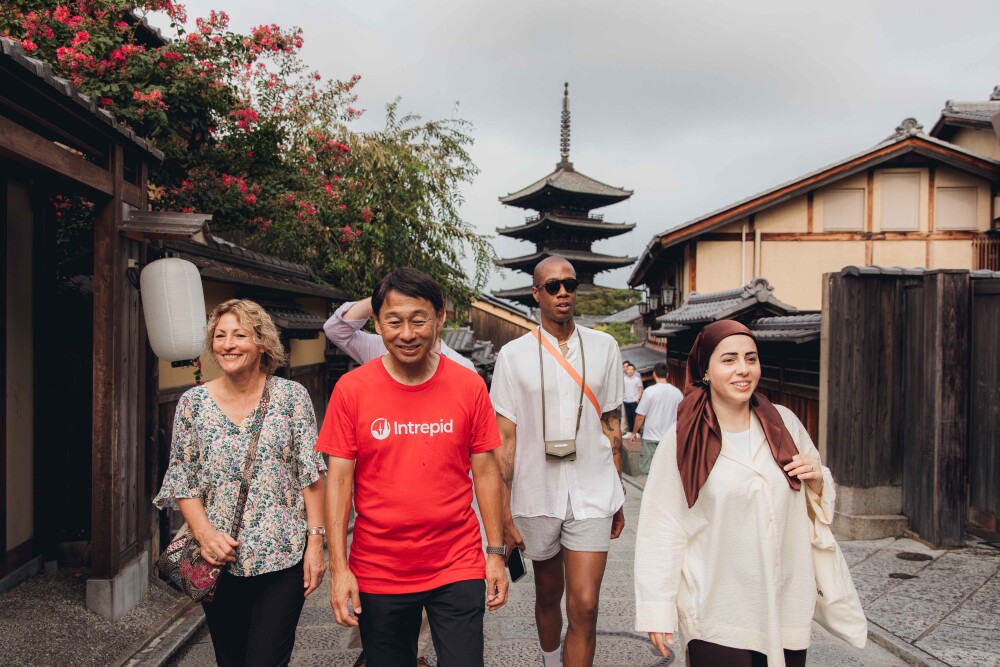 Intrepid Travel Japan Kyoto Sannenzaka and Ninenzaka group exploring historic streets 13 resized